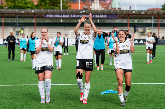 Häckens spelare jublar
