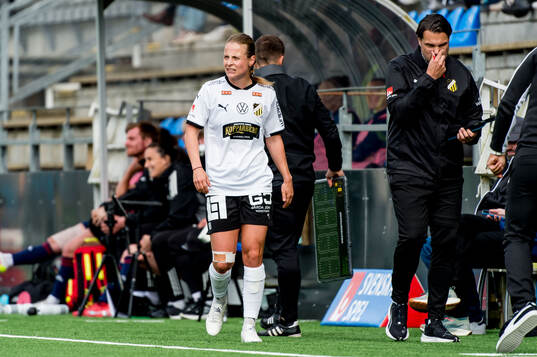 Häckens Anna Anvegård lämnar planen