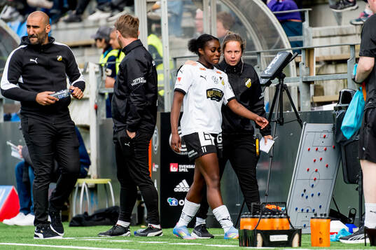 Häckens Monica Jusu Bah lämnar planen