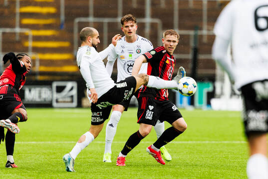 Örebros Alai Hussain Ghasem och Östersunds James Joseph
