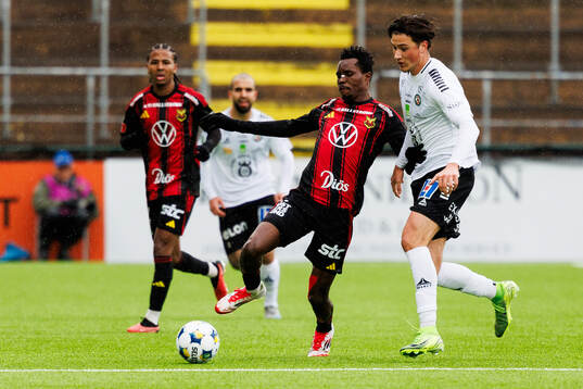 Östersunds Sunday Anyanwu och Örebros Erman Hrastovina