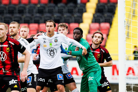 Örebros Melvin Bajrovic och Östersunds Arnold Otieno