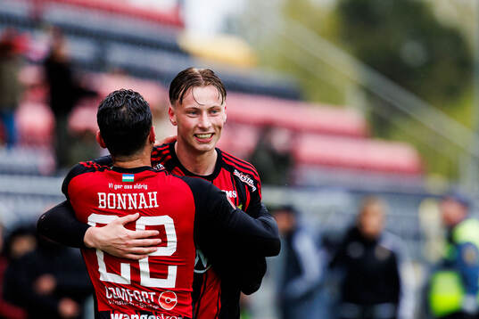 Östersunds Ahmed Bonnah och Philip Bonde jublar