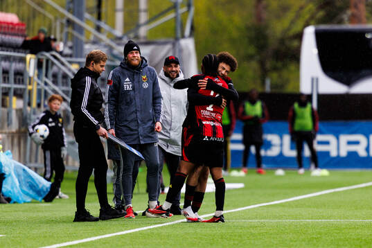 Östersunds Nebiyou Perry och Ziad Ghanoum jublar