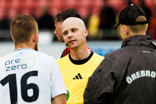 Örebros Hampus Söderström och Domare Pontus Olofsson