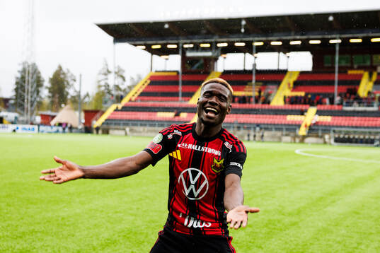 Östersunds Assiedou Yannick Armel Adjoumani jublar