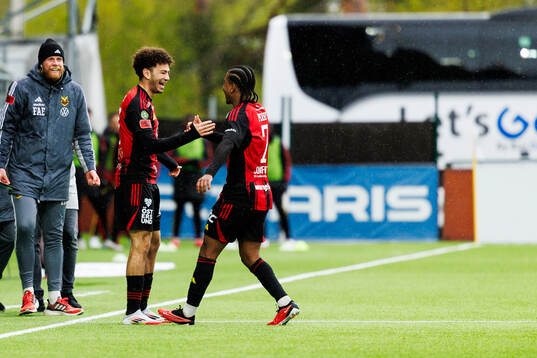 Östersunds Ziad Ghanoum  och Nebiyou Perry jublar