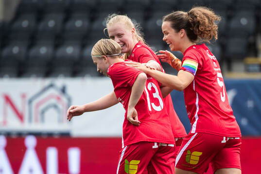 KIF Örebros Emilia Jägestedt Widstrand jublar med Julia