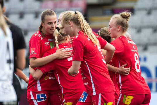 KIF Örebros Helene Gross-Benberg jublar med lagkamrater