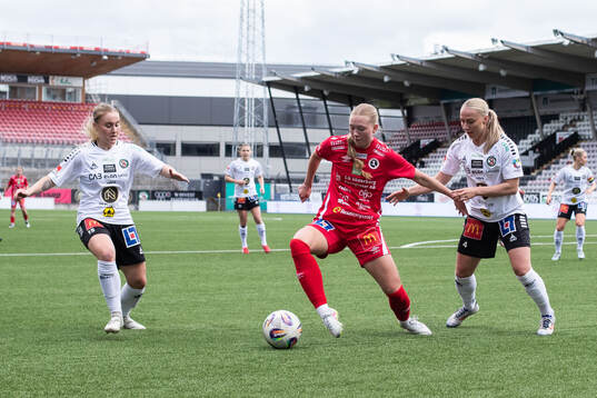 Örebro SKs Nellie Törngren och Alva Hed mot KIF Örebros