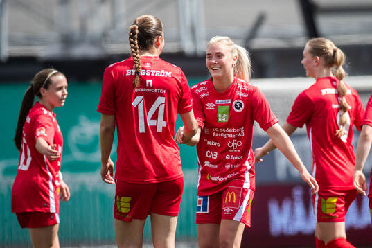 KIF Örebros Ida Björnberg jublar med Helene Gross-Benberg