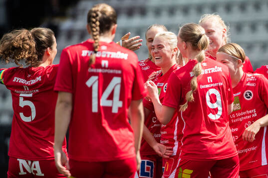 KIF Örebros Ida Björnberg jublar med lagkamrater