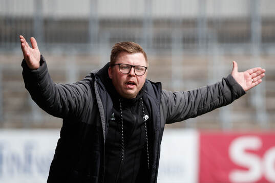 Örebro SKs tränare Dennis Gabrielsson reagerar