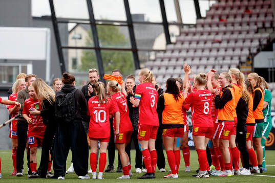 KIF Örebros Emilia Jägestedt Widstrand jublar med laget