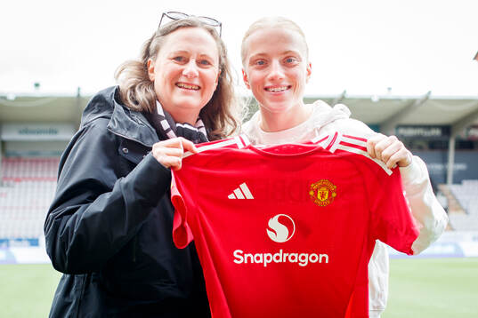Manchester Uniteds Anna Sandberg med en matchtröja