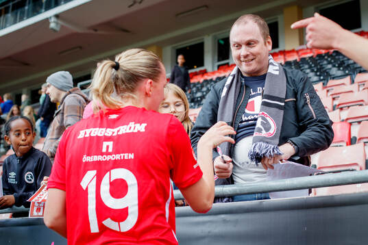 KIF Örebros Maja Alvin skriver autografer