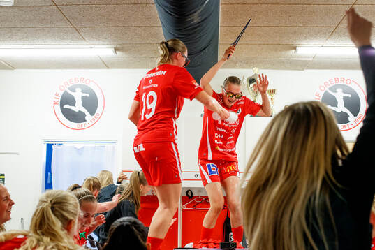 KIF Örebros Maja Alvin och Helene Gross-Benberg jublar