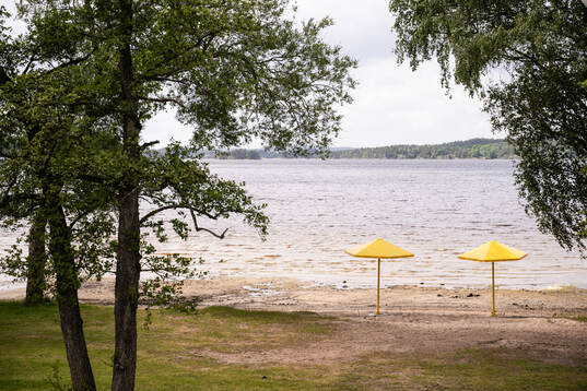Stranden vid Mjörn med parasoller