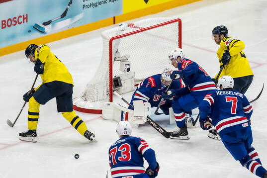 Filip Forsberg and Elias Lindholm of Sweden against