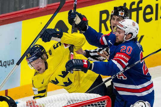 Emil Heineman of Sweden and Andrew Peeke of USA