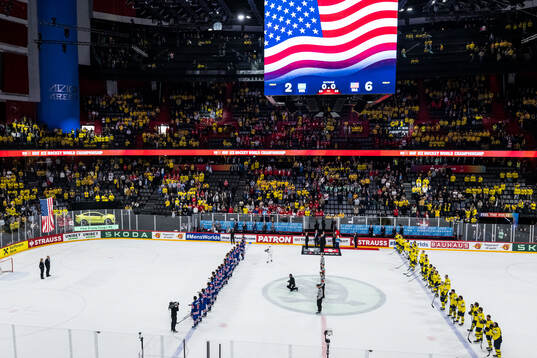 Players of USA and of Sweden