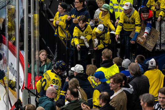 Marcus Johansson of Sweden looks dejected