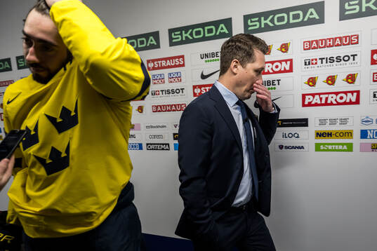 Mika Zibanejad and head coach Sam Hallam of Sweden in mixed