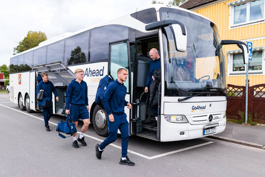 Östers spelare kliver av bussen