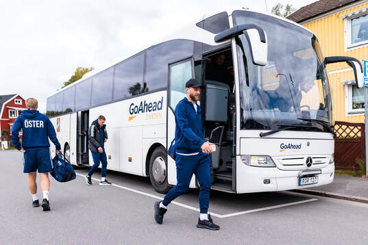 Östers spelare kliver av bussen