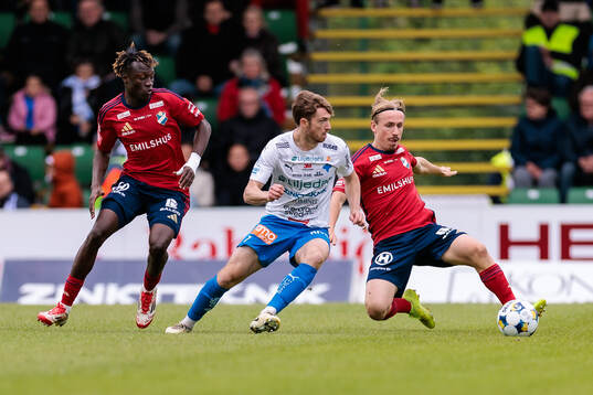 Värnamos Carl Johansson mot Östers Youssoupha Sanyang och