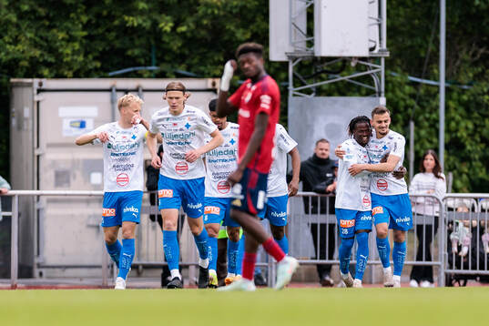 Värnamos Frank Junior Agyei och Ajdin Zeljkovic jublar