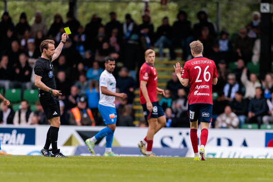 Domare Kristoffer Karlsson och Östers Magnus Christensen