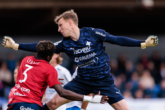 Östers Kingsley Gyamfi och Värnamos målvakt Hugo Keto