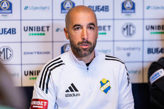 Östers tränare Martin Foyston på presskonferens