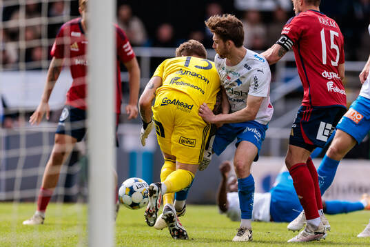 Östers målvakt Robin Wallinder och Värnamos Carl