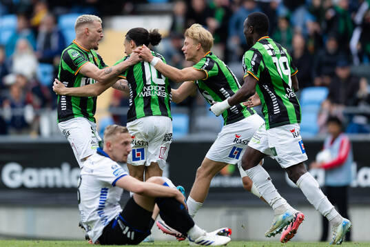 GAIS Amin Boudri jublar med lagkamrater