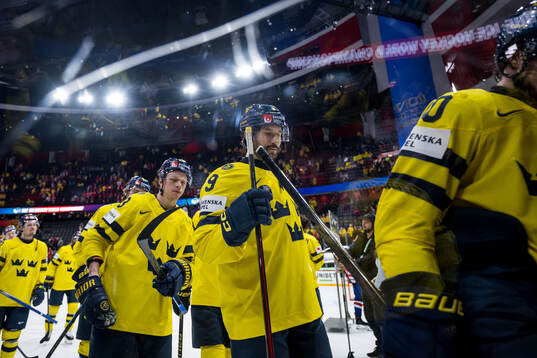 Lucas Raymond and Filip Forsberg of Sweden look dejected