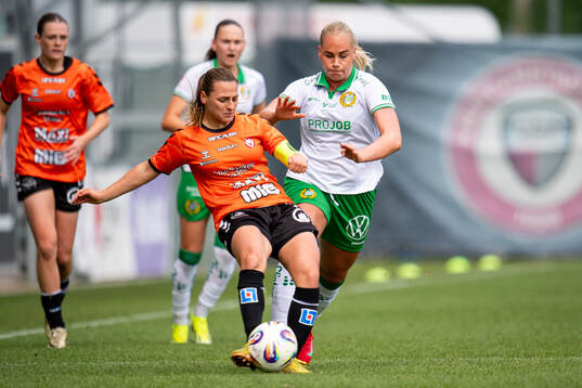 Kristianstads DFFs Emma Petrovic och Hammarbys Cathinka