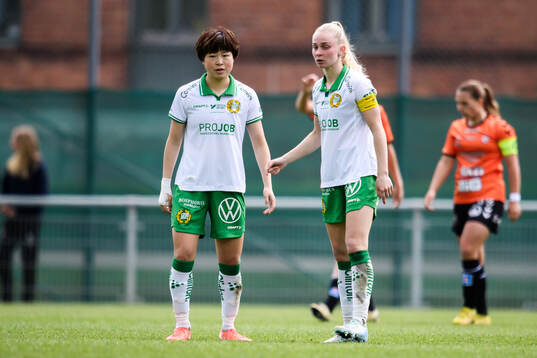 Hammarbys Asato Miyagawa och Emilie Joramo deppar
