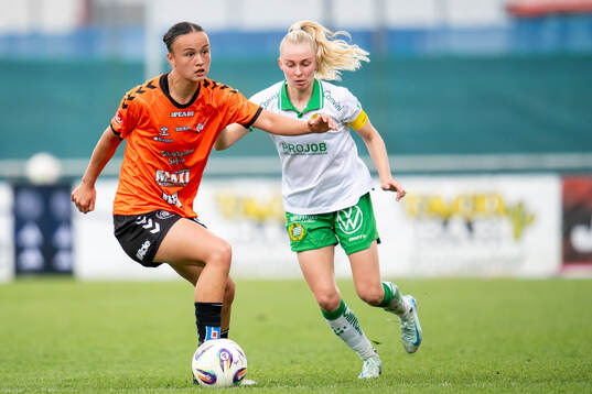 Kristianstads DFFs Amy Sayer och Hammarbys Emilie Joramo