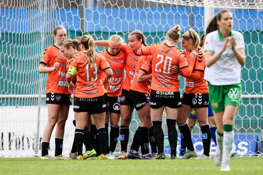 Kristianstads Katla Tryggvadottir jublar med lagkamrater