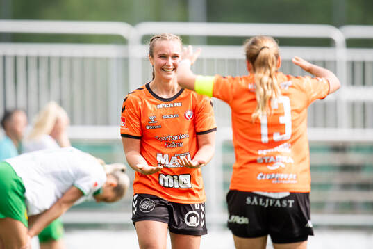 Kristianstads DFFs Alexandra Jóhannsdóttir och Emma
