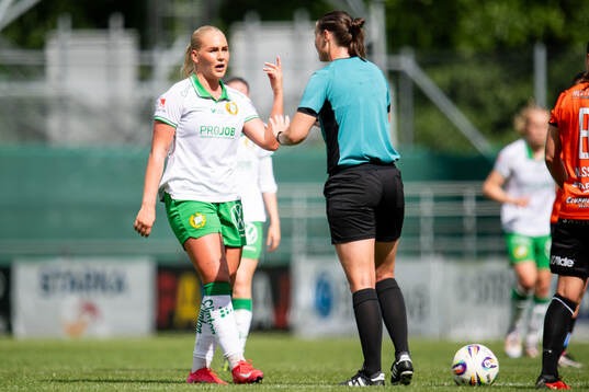 Hammarbys Cathinka Tandberg och domare Lovisa Johansson
