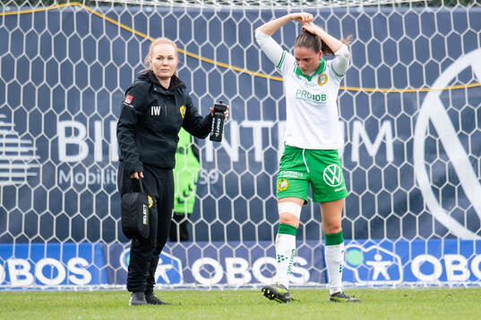 Hammarbys Ida Wiberg, fysioterapeut och Smilla Vallotto