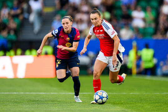 Ona Batlle of Barcelona and Caitlin Ford of Arsenal