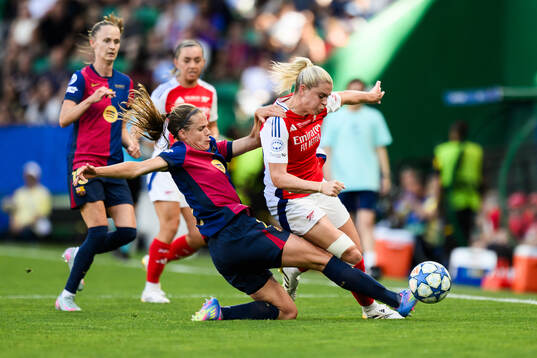 Irene Paredes of Barcelona and Alessia Russo of Arsenal