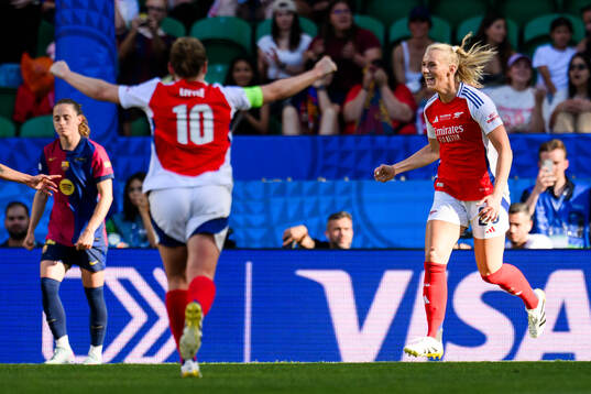 Stina Blackstenius of Arsenal celebrates