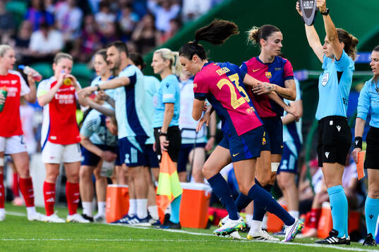 Ingrid Syrstad Engen of Barcelona changes with Maria Leon