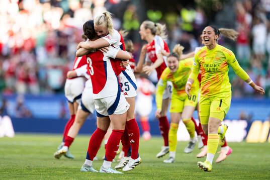 Stina Blackstenius of Arsenal celebrates with Lotte