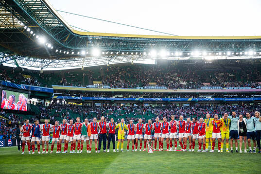 Players of Arsenal celebrate